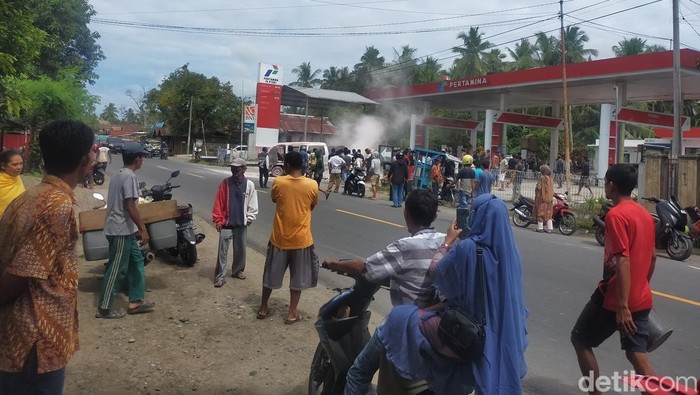 Mobil terbakar di SPBU Polman, Sulbar.
