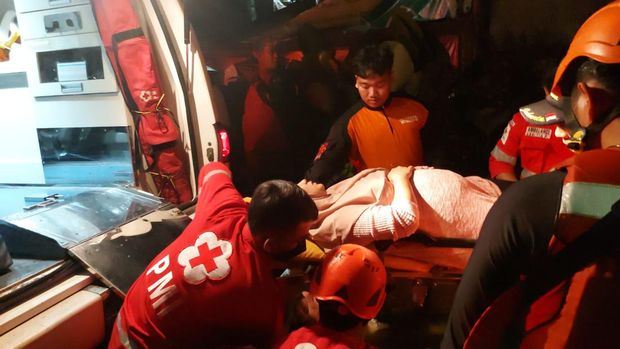 Momen evakuasi ibu hendak melahirkan dari tengah banjir di Ciledug (dok. PMI)