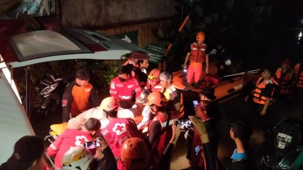 Momen evakuasi ibu hendak melahirkan dari tengah banjir di Ciledug (dok. PMI)
