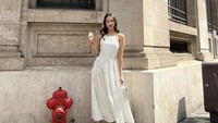Anya Geraldine juga sempat mencicipi es krim cone vanilla. Bajunya terlihat senada dengan es krim, sama-sama putih. Lucu ya? Foto: Instagram @anyageraldine