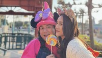 Gemas! Anya Geraldine terlihat sedang mencicipi permen lolipop besar bersama selebgram, Keanu. Foto: Instagram @anyageraldine