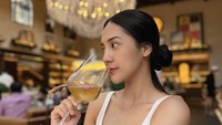 Selain momen makan, Anya Geraldine juga sering minum-minum cantik di kafe. Foto: Instagram @anyageraldine