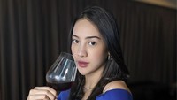 Anya Geraldine tampak cantik mengenakan gaun biru sambil memeganng gelas wine. Kira-kira ia makan bareng siapa ya? Foto: Instagram @anyageraldine