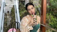 Terlihat segar! Inilah momen Anya Geraldine ketika sedang minum cocktail sambil bersantai. Foto: Instagram @anyageraldine