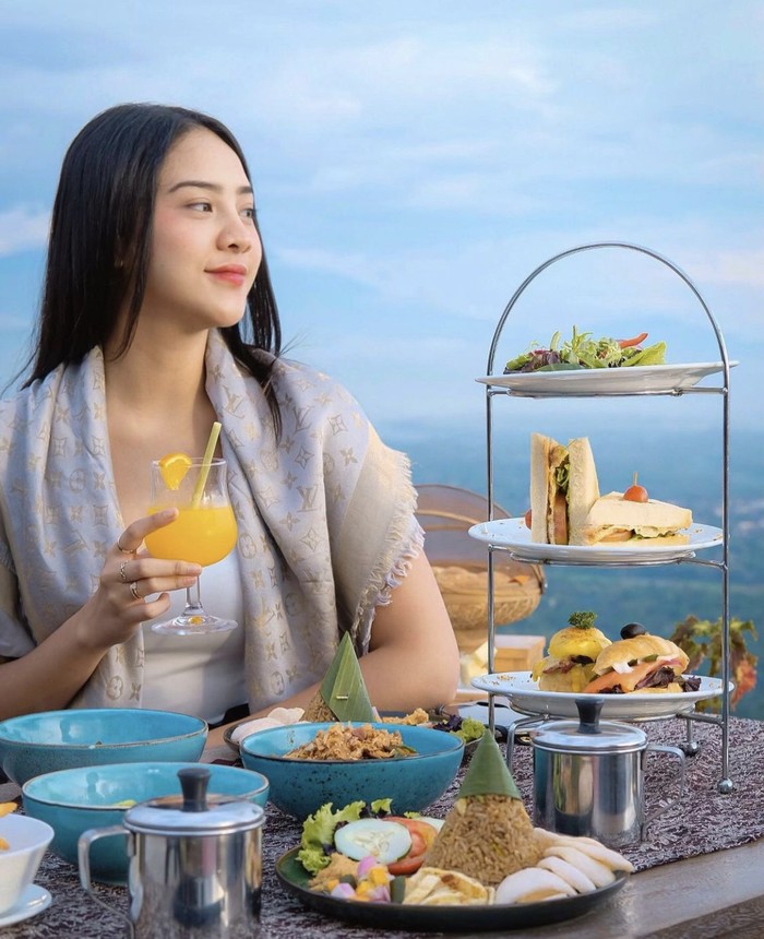 Momen makan Anya Geraldine