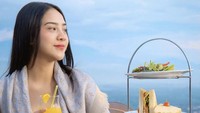 Wow, banyak sekali makanan yang disediakan! Anya Geraldine hendak menikmati momen sarapan dengan pemandangan keren. Foto: Instagram @anyageraldine