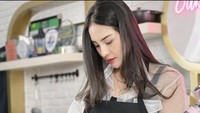 Anya Geraldine aktif memamerkan kegiatan produktifnya di Instagram. Salah satunya ketika ia membuat kue di dapur Bittersweet by Najla. Foto: Instagram @anyageraldine