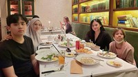 Rayakan ulang tahun anak laki-lakinya, Mulan Jameela mengajak serta dua anak perempuannya makan di restoran steak. Wah, menunya lengkap!