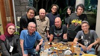Kali ini acara makan lebih santai. Mulan Jameela datang ke rumah Ari Lasso yang baru saja pulih dari kanker. Ia disuguhi banyak makanan enak untuk buka puasa.