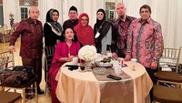 Datang ke acara ulang tahun Titiek Soeharto, Mulan Jameela dan Ahmad Dhani dijamu makan istimewa. Tampak ada berbagai tokoh di sana.