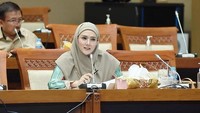Masih jadi penyanyi, tapi kini Mulan punya profesi utama sebagai anggota DPR RI Fraksi Partai Gerindra. Salah satu kegiatannya, rapat dengan berbagai agenda.