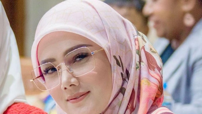 Mulan Jameela Pamer Momen Makan Bakso hingga Kulineran Bareng Keluarga