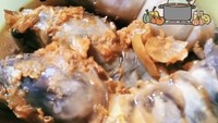 Saat ada waktu luang, Mulan Jameela tak segan masak untuk keluarganya. Di video ini ia menunjukkan momen coba bikin udang goreng dengan resep ngarang ala dirinya.