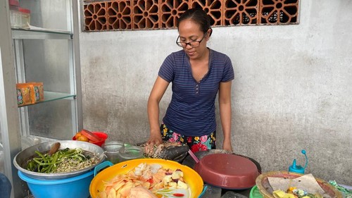 Ni Komang Sukrini (40) salah seorang penjual plecing telengis di Banjar Dinas Kayu Putih, Desa dan Kecamatan Bebandem, Kabupaten Karangasem.