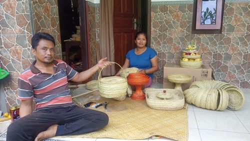 Nyoman Dura bersama istrinya saat menunjukan kerajinan ingke dan yang lainnya yang terbuat dari lidi lontar