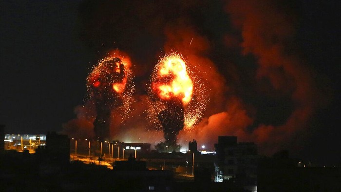 Pesawat tempur Israel melancarkan serangan terhadap sebuah fasilitas manufaktur senjata terkait kelompok Hamas di Jalur Gaza. Pabrik senjata itu pun meledak.