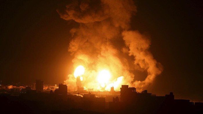 Pesawat tempur Israel melancarkan serangan terhadap sebuah fasilitas manufaktur senjata terkait kelompok Hamas di Jalur Gaza. Pabrik senjata itu pun meledak.