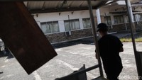 Salah satu hotel di Kawasan Indramayu ini juga tutup sejak 2019 dan menunggu investor yang masih mau menginvestasikan serta merehab-nya agar bisa hidup kembali.