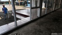 Sebuah restoran yang ada di dalamnya pun terpaksa harus ikut gulung tikar. SPBU ini berada di kawasan Mundusari, Subang, Jawa Barat. Seorang supervisor di SPBU tersebut mengaku rumah makan yang dulunya dikelola oleh pihaknya, kini semakin sepi dan terpaksa harus ditutup.