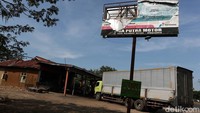 Sebuah bengkel mobil Tiga Putra Motor yang berada dikawasan Lohbener, Indramayu dan terbilang cukup besar juga harus gigit jari. Perekonomian dijalur Pantura ini tampak sudah kembang kempis, dulunya ramai kini sepi. 