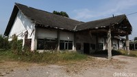 Bangunan bekas restoran kosong ini dulunya digunakan sebagai Rumah Makan Rosalia Indah. Dulu, resto ini sangat ramai dan tak pernah sepi. Namun, kini semuanya berbeda ketika ada jalan tol Cikampek-Palimanan (Cipali) yang menghubungkan Tol Trans Jawa. Rumah makan itu kini ditutup dan pindah ke dalam rest area di yang ada di jalan tol.
