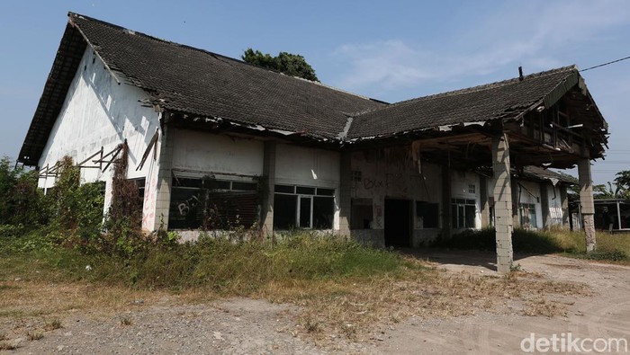 Perekonomian di Jalur Pantai Utara (Pantura) tepatnya sepanjang Cikampek-Cirebon telah redup kejayaannya. Padahal, jalan panjang yang menghubungkan daerah-daerah di utara pulau Jawa ini sempat jadi primadona.