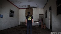 Bagian dalam restoran itu pun terlihat sangat kumuh dan sumpek. Kini di dalamnya berisi Burung walet yang memenuhi seisi ruangan.