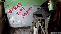 Tak hanya restoran dan hotel saja yang tutup. Tempat hiburan malam yang biasa ramai berjejer dan menjadi ikon Jalur Pantura itu pun kena imbasnya. Salah satunya adalah Nella Karaoke.