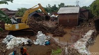 Waspada banjir susulan, pembuatan tanggul sementara Sungai Sat di Desa Bulumanis Kidul dikebut. (Foto: Dian Utoro Aji/detikJateng)