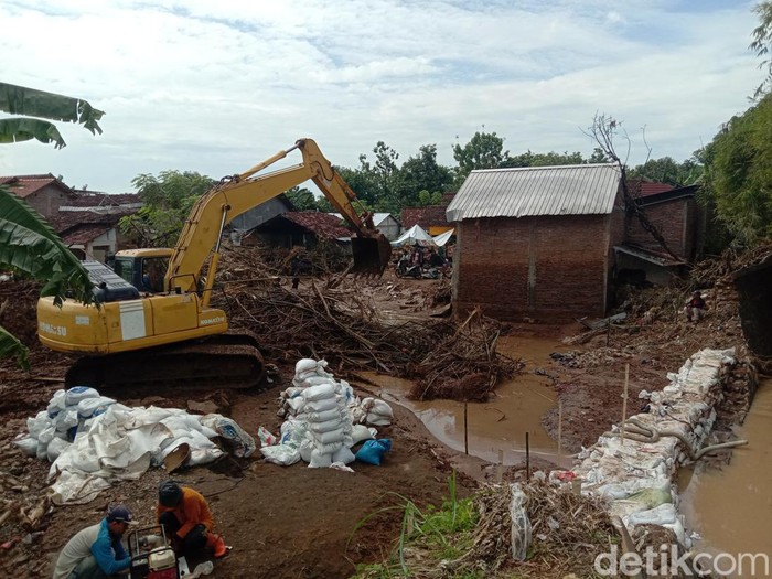 Pembuatan tanggul sementara di Desa Bulumanis Kidul Kecamatan Margoyoso, Kabupaten Pati, Sabtu (16/7/2022).