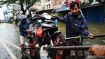 Pemotor Andalkan Ojek Gerobak untuk Terjang Banjir di Ciledug