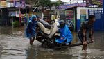 Pemotor Andalkan Ojek Gerobak untuk Terjang Banjir di Ciledug