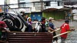 Pemotor Andalkan Ojek Gerobak untuk Terjang Banjir di Ciledug