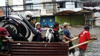 Ojek gerobak menyeberangkan pengendara sepeda motor di Jalan KH Hasyim Ashari, Ciledug Indah, Tangerang.