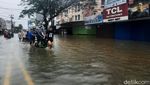 Pemotor Andalkan Ojek Gerobak untuk Terjang Banjir di Ciledug