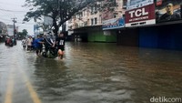 Ojek gerobak itu ditarik oleh satu atau dua orang. Sementara dua orang lainnya mendorong dari belakang.