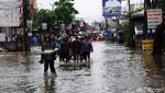 Pemotor Andalkan Ojek Gerobak untuk Terjang Banjir di Ciledug