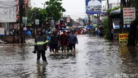 Ojek gerobak tampak wara-wiri mengangkut pengendara sepeda motor.