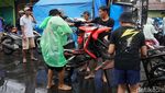 Pemotor Andalkan Ojek Gerobak untuk Terjang Banjir di Ciledug