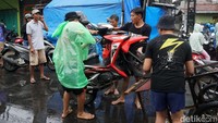 Ojek gerobak jadi andalan para pengendara motor untuk menyeberangi banjir di Jalan KH Hasyim Ashari, Ciledug Indah, Tangerang.