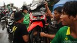 Pemotor Andalkan Ojek Gerobak untuk Terjang Banjir di Ciledug