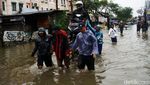 Pemotor Andalkan Ojek Gerobak untuk Terjang Banjir di Ciledug