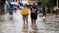 Ketinggian banjir di Ciledug Indah ini bervariasi.