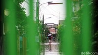 Hingga saat ini, hujan belum benar-benar berhenti. Gerimis masih turun dan langit masih mendung.