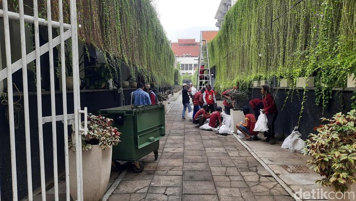 Petugas bersih-bersih kompleks Balai Kota Surabaya