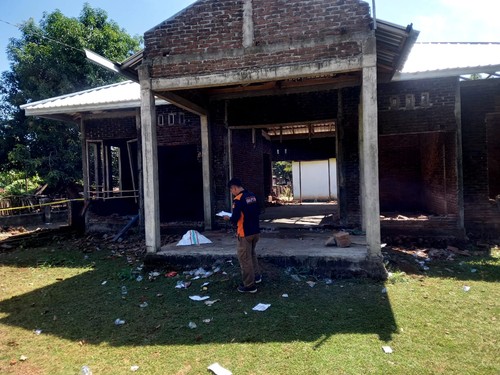 Petugas Inavis Polres Bima sedang melakukan olah TKP di Kantor Desa Oi Panihi, Kecamatan Tambora, Kabupaten Bima, Nusa Tenggara Barat (NTB).