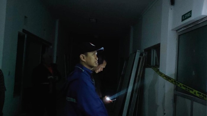 Petugas lakukan pemadaman di ruangan RSUD Pagelaran yang mengalami kebakaran