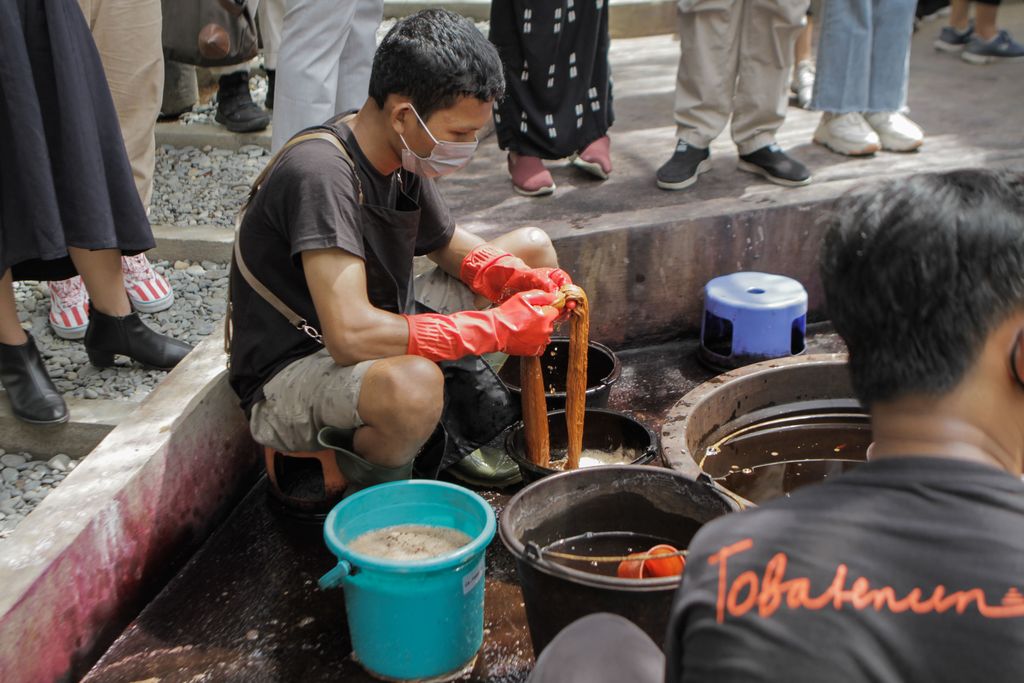 Pewarnaan Alami di Jabu Borna Tobatenun Pewarnaan Alami di Jabu Borna Tobatenun