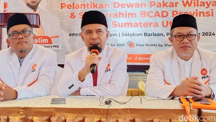 Ketua MPW PKS Sumut Salman Alfarisi saat memberikan keterangan (Arfah/detikSumut)
