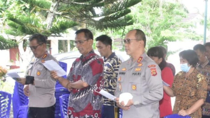 Kapolda Jambi Irjen Racmad Wibowo disamping ayah kandung Brigadir J saat gelar doa (istimewa)
